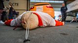 Ein Crashtest-Dummy liegt auf dem Boden