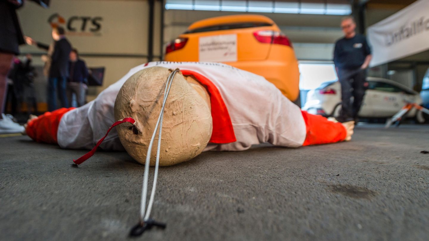 Dummy "Eva" macht den Verkehr für Frauen sicherer Ein Crashtest-Dummy liegt auf dem Boden