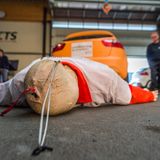 Ein Crashtest-Dummy liegt auf dem Boden
