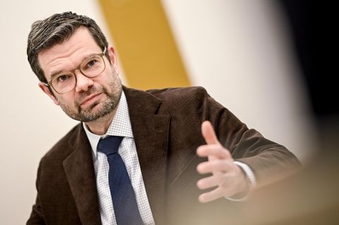 Marco Buschmann sieht Taser als gute Möglichkeit gegen Silvesterkrawalle. Von der Polizei wurde Skepsis geäußert.