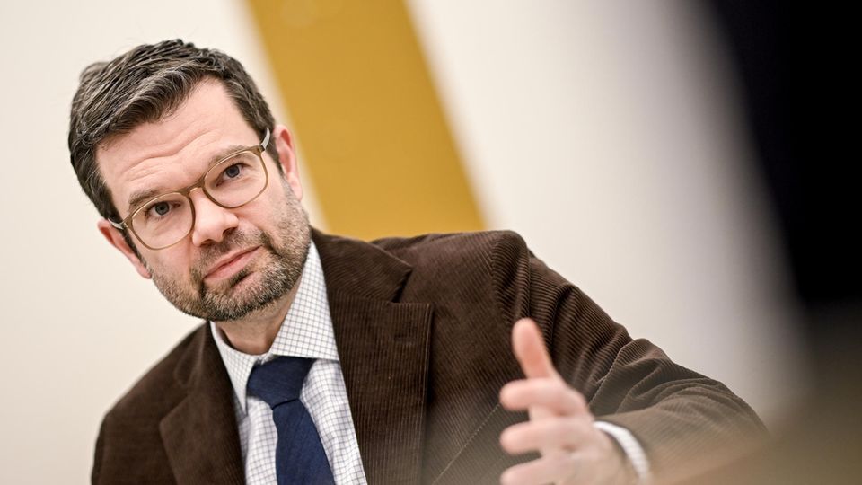 Marco Buschmann sieht Taser als gute Möglichkeit gegen Silvesterkrawalle. Von der Polizei wurde Skepsis geäußert.