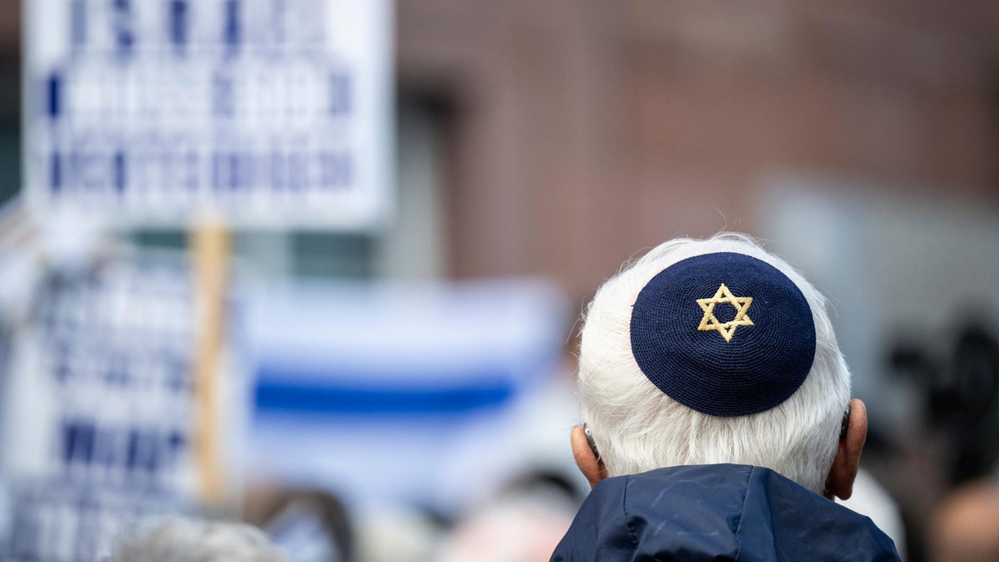 Ein Teilnehmer einer Pro-Israel-Kundgebung trägt eine Kippa mit Davidsstern, dem Symbol des Judentums