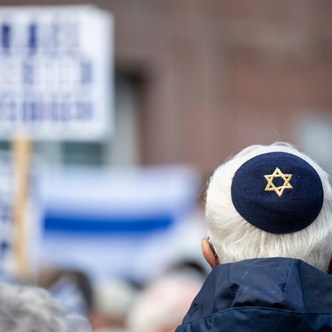 Ein Teilnehmer einer Pro-Israel-Kundgebung trägt eine Kippa mit Davidsstern, dem Symbol des Judentums