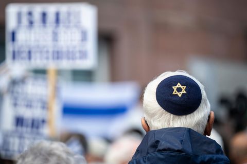Ein Teilnehmer einer Pro-Israel-Kundgebung trägt eine Kippa mit Davidsstern, dem Symbol des Judentums