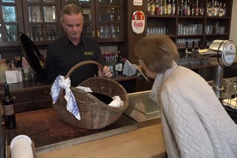 Video: Weihnachtsgans To Go: Restaurant erleichtert Genießern die Arbeit