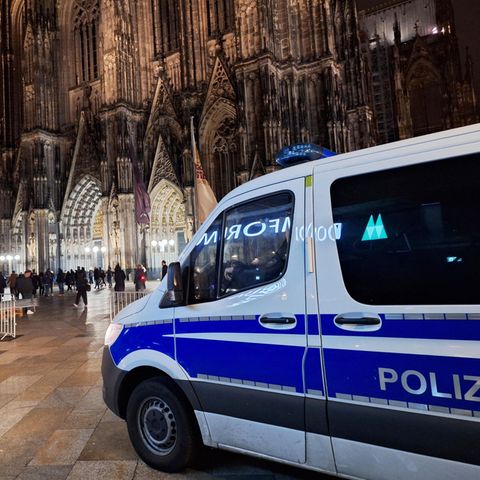 Ein Polizeiauto steht vor dem Kölner Dom – wohl Anschlagspläne
