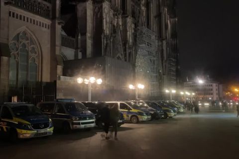 Nordrhein-Westfalen: Nach Hinweisen auf bevorstehende Anschläge: Kölner Dom mit Spürhunden durchsucht