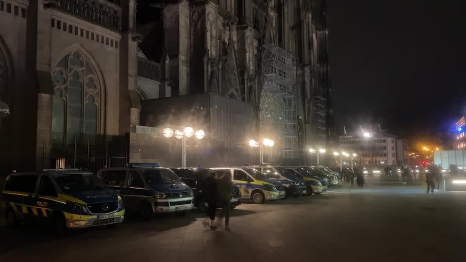 Nordrhein-Westfalen: Nach Hinweisen auf bevorstehende Anschläge: Kölner Dom mit Spürhunden durchsucht Nordrhein-Westfalen: Nach Hinweisen auf bevorstehende Anschläge: Kölner Dom mit Spürhunden durchsucht