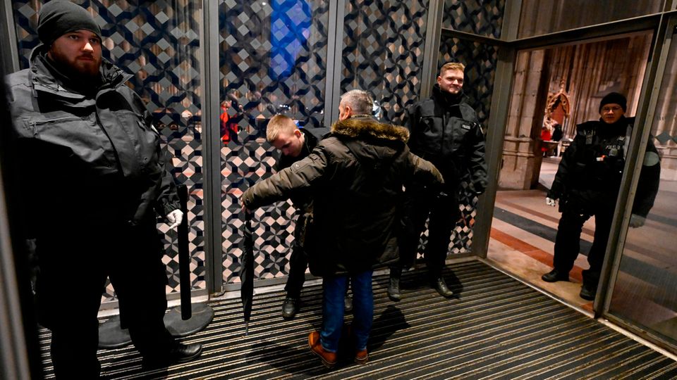 Bei der Frühmesse im Kölner Dom wurden alle Kirchgängerinnen und -gänger von der Polizei durchsucht Bei der Frühmesse im Kölner Dom wurden alle Kirchgängerinnen und -gänger von der Polizei durchsucht