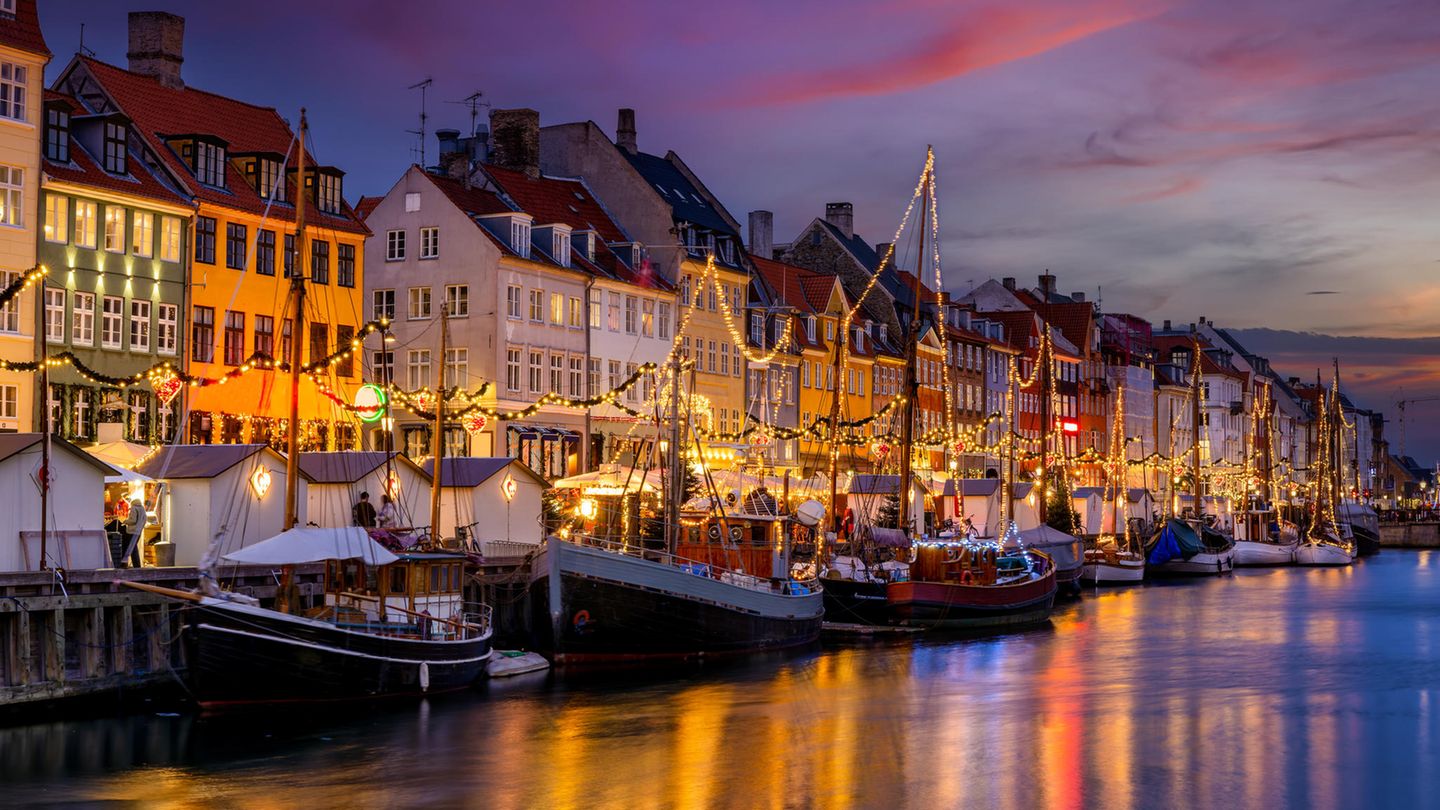 In Dänemark wurden rund 60.380 weihnachtliche Suchanfragen gemessen. Das kleine Land im Norden beherbergt zauberhafte Weihnachtsmärkte. Die Dänen machen es sich im Winter am liebsten so richtig hyggelig – also gemütlich. Zum Beispiel mit einer Tasse Tee und einem Buch vor dem Kamin. An Weihnachten gibt es dann gerne ein sehr ausgiebiges Buffet am Abend. 