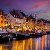 In Dänemark wurden rund 60.380 weihnachtliche Suchanfragen gemessen. Das kleine Land im Norden beherbergt zauberhafte Weihnachtsmärkte. Die Dänen machen es sich im Winter am liebsten so richtig hyggelig – also gemütlich. Zum Beispiel mit einer Tasse Tee und einem Buch vor dem Kamin. An Weihnachten gibt es dann gerne ein sehr ausgiebiges Buffet am Abend. 