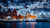 Die Norweger haben im November ganze 55.400 Mal etwas Weihnachtliches in die Suchmaschine eingetippt. Das skandinavische Land landet damit auf dem vierten Platz des Rankings. Dort feiert man nicht nur mit der Familie, sondern auch mit Freunden das besinnliche Fest, gerne mit gutem Essen und mit einer gehörigen Portion Schnee. Denn weiße Weihnacht ist in Norwegen eher die Regel als die Ausnahme. 
