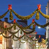 Weihnachten spielt auch bei den Iren eine große Rolle. Die Analyse ergab 49.590 Suchanfragen zu den ausgewählten Stichwörtern. Obwohl "Weihnachten" Und "Weihnachtsbäume" am meisten gesucht wurden, haben die Menschen in Irland auch einen Hang zum Trällern von Weihnachtsliedern. Sie treffen sich in der Vorweihnachtszeit gerne, um gemeinsam zu singen – und Glühwein zu trinken. 