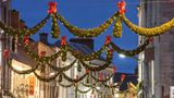 Weihnachten spielt auch bei den Iren eine große Rolle. Die Analyse ergab 49.590 Suchanfragen zu den ausgewählten Stichwörtern. Obwohl "Weihnachten" Und "Weihnachtsbäume" am meisten gesucht wurden, haben die Menschen in Irland auch einen Hang zum Trällern von Weihnachtsliedern. Sie treffen sich in der Vorweihnachtszeit gerne, um gemeinsam zu singen – und Glühwein zu trinken. 