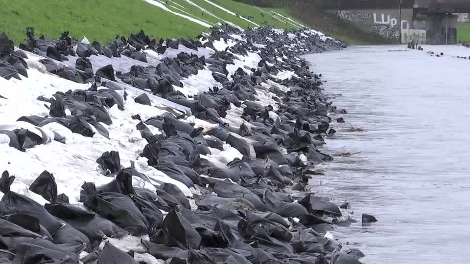 Video: Hält der Deich? Angespannte Hochwasserlage an der Ruhr Video: Hält der Deich? Angespannte Hochwasserlage an der Ruhr