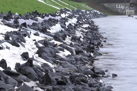 Video: Hält der Deich? Angespannte Hochwasserlage an der Ruhr