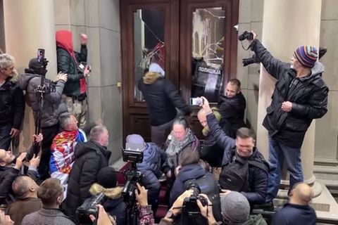 Video: Ausschreitungen bei Wahl-Protesten in Serbien