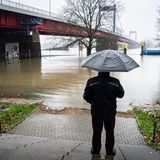 Ein Mann beobachtet in Duisburg-Ruhrort den ansteigenden Pegel der Ruhr. Am Montagmittag lag dieser bei 9,08 Meter – noch knapp unter der ersten Hochwasserstufe.