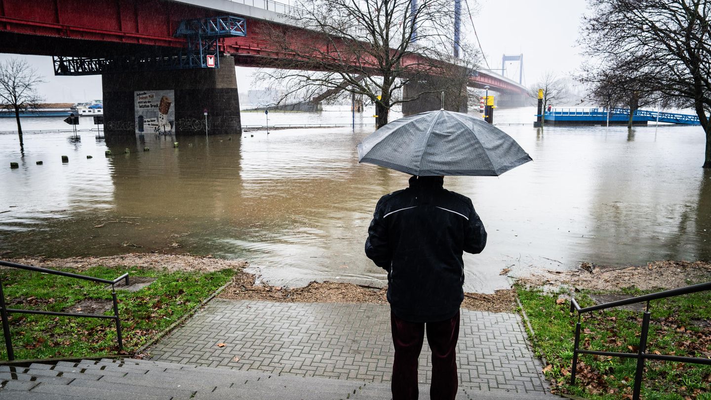 Ein Mann beobachtet in Duisburg-Ruhrort den ansteigenden Pegel der Ruhr. Am Montagmittag lag dieser bei 9,08 Meter – noch knapp unter der ersten Hochwasserstufe.