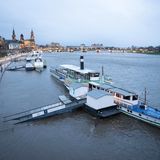 Nicht nur im Westen des Landes steigen die Pegel der Flüsse, auch der Osten und der Süden sind vom Hochwasser betroffen. Hier liegen die historischen Dampfer der Sächsischen Dampfschifffahrt  am Terrassenufer in Dresden vor Anker.