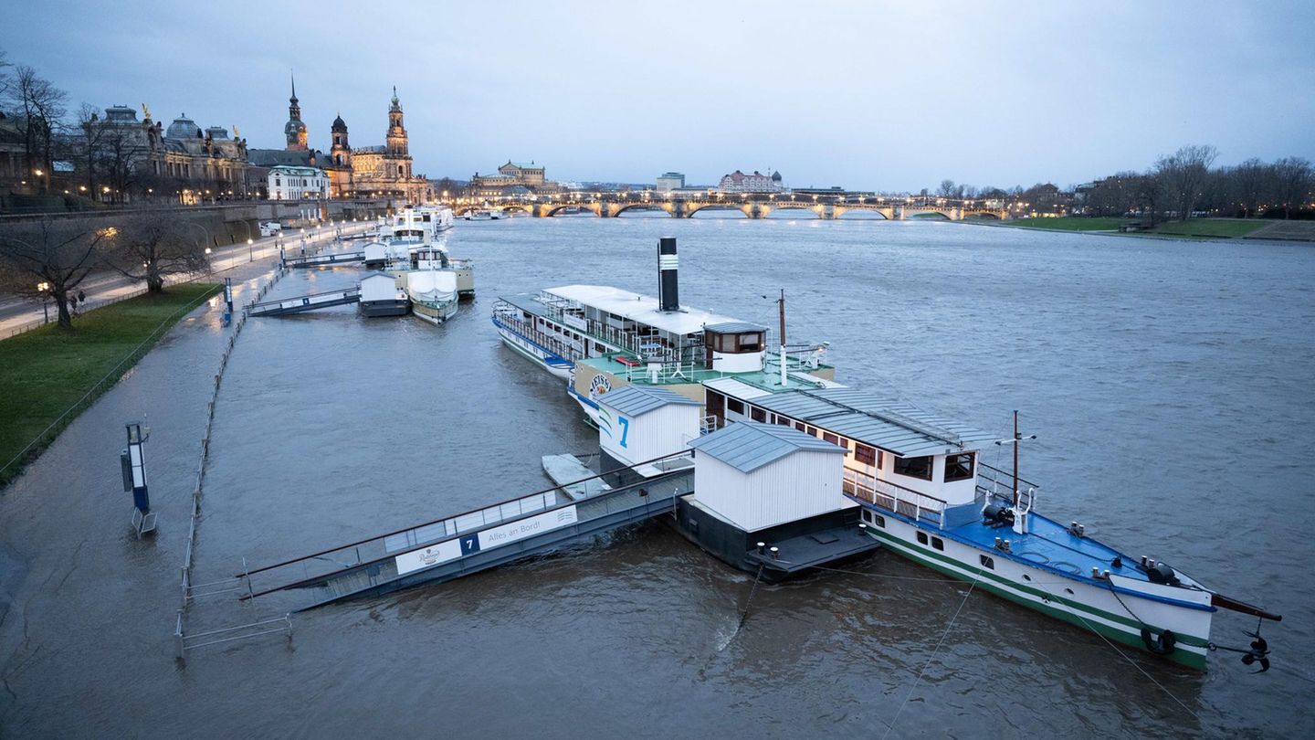 Nicht nur im Westen des Landes steigen die Pegel der Flüsse, auch der Osten und der Süden sind vom Hochwasser betroffen. Hier liegen die historischen Dampfer der Sächsischen Dampfschifffahrt  am Terrassenufer in Dresden vor Anker.