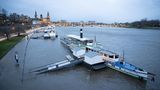 Nicht nur im Westen des Landes steigen die Pegel der Flüsse, auch der Osten und der Süden sind vom Hochwasser betroffen. Hier liegen die historischen Dampfer der Sächsischen Dampfschifffahrt  am Terrassenufer in Dresden vor Anker.
