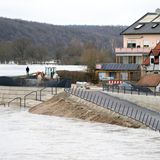Im oberfränkischen Kemmern spitzt sich die Lage ebenfalls zu. Der Main ist hier bereits über die Ufer getreten und hat einen Gehweg und eine Straße überspült.