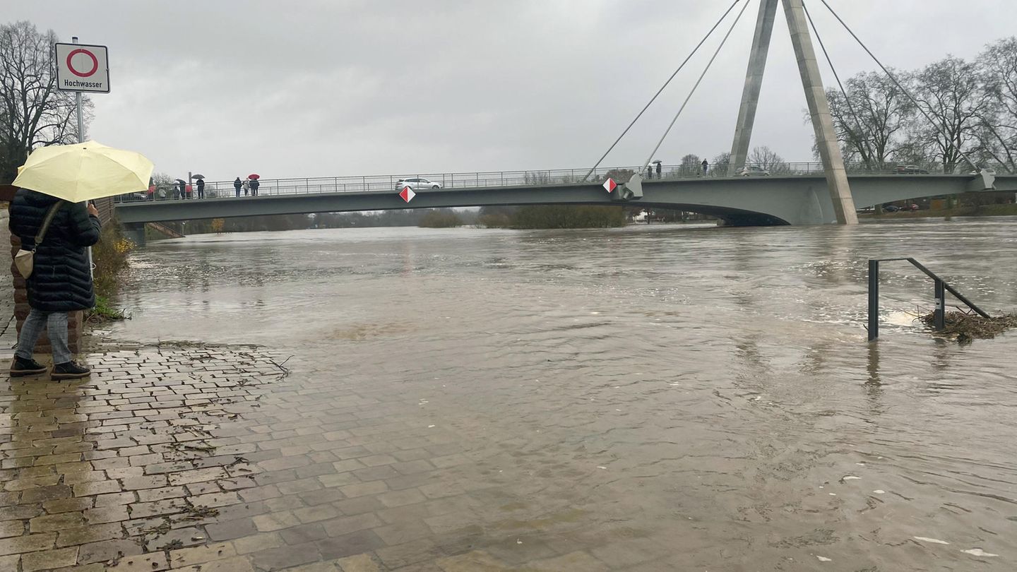 Auch die Weser führt aktuell viel Wasser. Im ostwestfälischen Höxter ist sie bereits über die Ufer getreten.