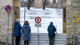 In Bayern führen mehrere große Flüsse Hochwasser. An der Steinernen Brücke in Regensburg schauen Passanten auf das Wasser der Donau. In der Großstadt wurden bereits erste Vorkehrungen getroffen.