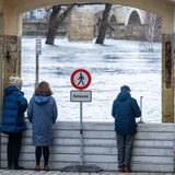 In Bayern führen mehrere große Flüsse Hochwasser. An der Steinernen Brücke in Regensburg schauen Passanten auf das Wasser der Donau. In der Großstadt wurden bereits erste Vorkehrungen getroffen.