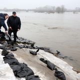 Deichsicherung: Nordrhein-Westfalens Umweltminister Oliver Krischer (Grüne) macht sich an einem Deich in Oberhausen ein Bild von der Lage. Das Wasser der Ruhr ist auch hier über die Ufer getreten.