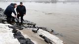 Deichsicherung: Nordrhein-Westfalens Umweltminister Oliver Krischer (Grüne) macht sich an einem Deich in Oberhausen ein Bild von der Lage. Das Wasser der Ruhr ist auch hier über die Ufer getreten.