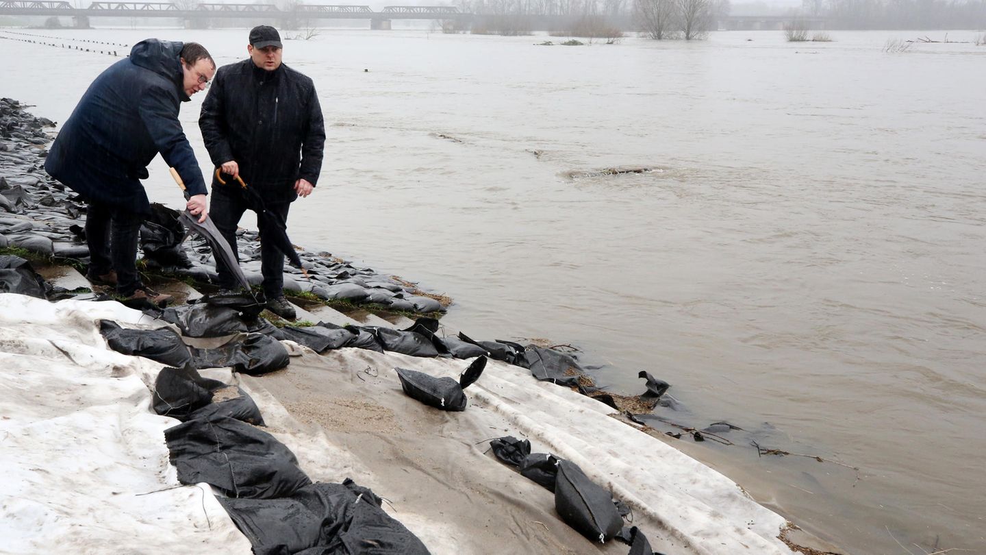 Deichsicherung: Nordrhein-Westfalens Umweltminister Oliver Krischer (Grüne) macht sich an einem Deich in Oberhausen ein Bild von der Lage. Das Wasser der Ruhr ist auch hier über die Ufer getreten.
