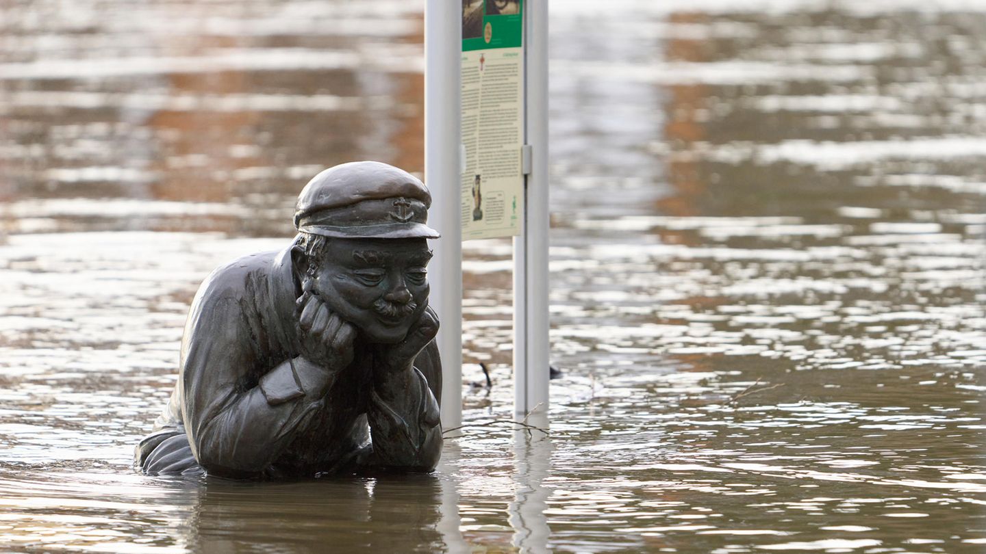 Der Bareschesser, eine Bronzestatue in Lahnstein in Rheinland-Pfalz, ist vom Hochwasser umspült.