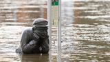 Der Bareschesser, eine Bronzestatue in Lahnstein in Rheinland-Pfalz, ist vom Hochwasser umspült.