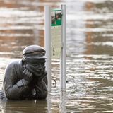 Der Bareschesser, eine Bronzestatue in Lahnstein in Rheinland-Pfalz, ist vom Hochwasser umspült.