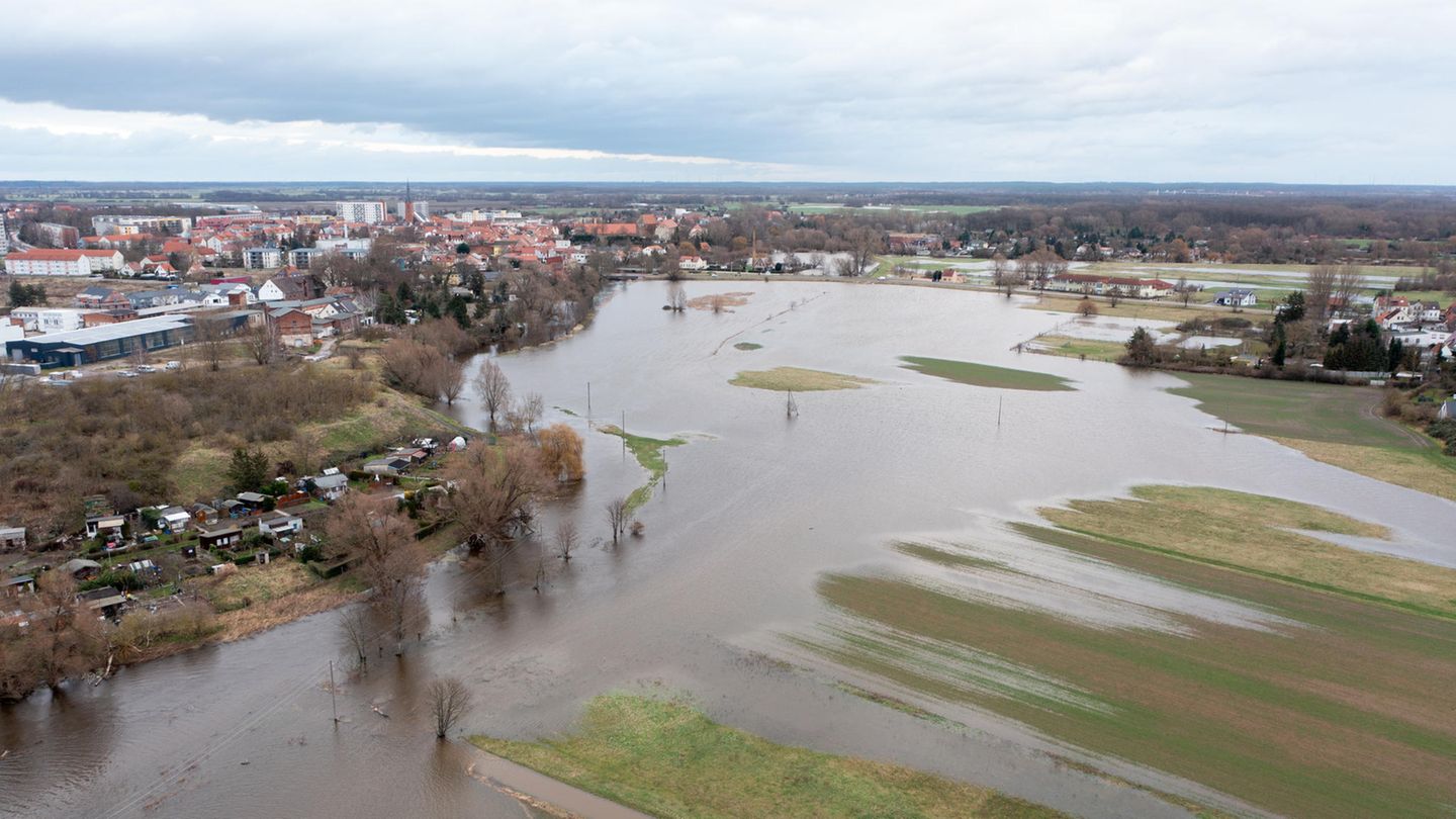 Felder und Wiesen am Fluss Ohre in Wolmirstedt (Landkreis Börde) sind teilweise überflutet