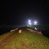 Ein Blick auf eine mit gefüllten Sandsäcken geflickte Bruchstelle im Deich der Hollener Ehe rund 90 km nördlich von Bremen