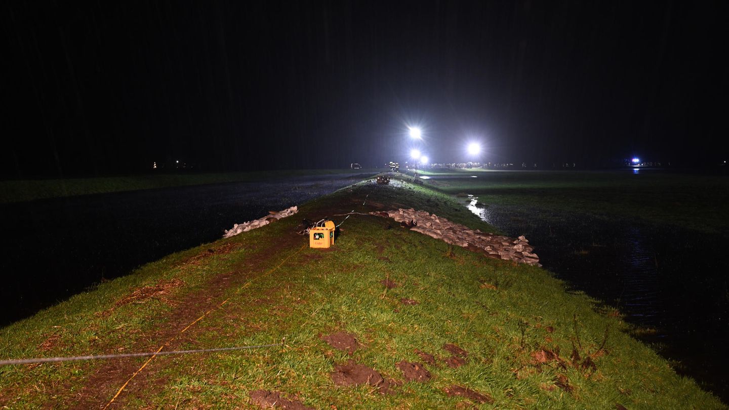 Ein Blick auf eine mit gefüllten Sandsäcken geflickte Bruchstelle im Deich der Hollener Ehe rund 90 km nördlich von Bremen