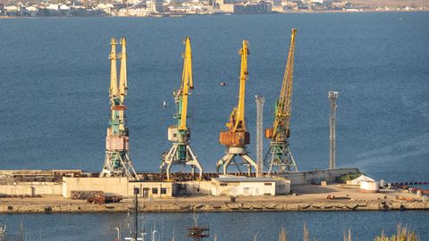 Blick auf den Hafen in Feodossija