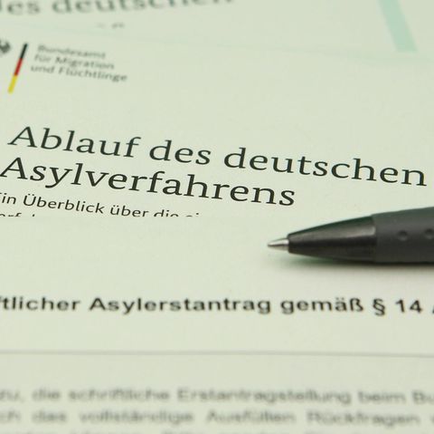 Zettel mit Ablauf des deutschen Asylverfahrens