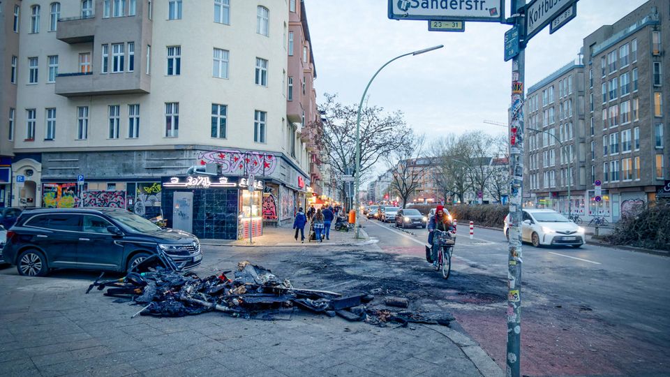 Silvester Berlin Polizei Überreste von verbrannten Mülltonnen und E-Scootern nach Randale in der Silvesternacht 2022
