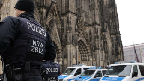 Polizisten patrouillieren vor dem Kölner Dom.