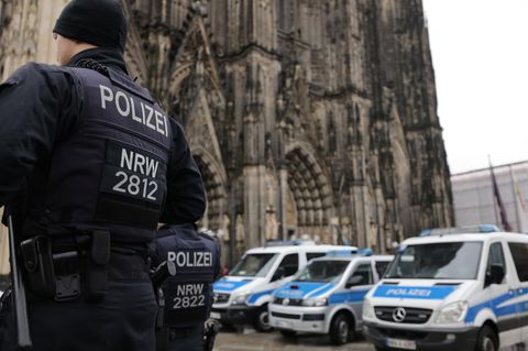 Polizisten patrouillieren vor dem Kölner Dom.