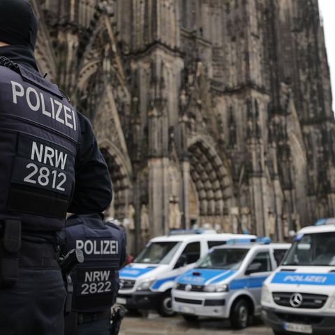 Polizisten patrouillieren vor dem Kölner Dom.