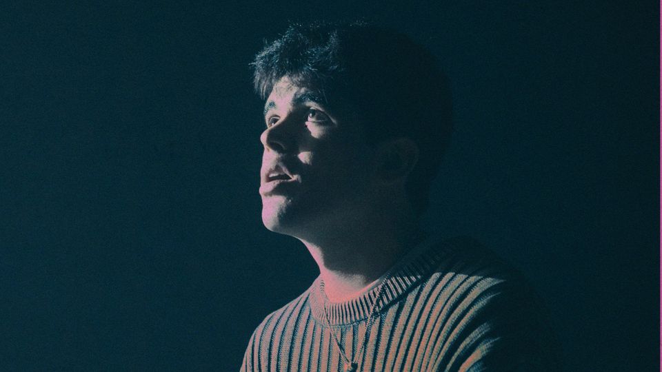 Musiker Íñigo Quintero sitzt am Klavier