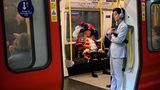 Statt hoch zu Ross unter der Erde im Zug: Der britische Ausrufer Tony Appleton fährt am 5. Mai 2023 in seinem Ausruferkostüm mit der U-Bahn ins Zentrum Londons, um Menschen zu unterhalten, die auf die Krönung von König Charles warten. Appleton ist laut der Zeitung "The Guardian" inoffizieller Verkünder wichtiger royaler Ereignisse in Großbritannien. Der 87-Jährige bezeichne sich selbst als "unabhängiger Ausrufer". Seit 2013 war er bei jeder großen königlichen Ankündigung dabei, als er die Nachricht von der Geburt von Prinz George von den Stufen des Lindo-Flügels des St. Mary's Krankenhauses in London aus verkündete – allerdings ohne dazu eingeladen worden zu sein. Dies brachte ihm jedoch internationale Medienaufmerksamkeit ein.