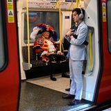 Statt hoch zu Ross unter der Erde im Zug: Der britische Ausrufer Tony Appleton fährt am 5. Mai 2023 in seinem Ausruferkostüm mit der U-Bahn ins Zentrum Londons, um Menschen zu unterhalten, die auf die Krönung von König Charles warten. Appleton ist laut der Zeitung "The Guardian" inoffizieller Verkünder wichtiger royaler Ereignisse in Großbritannien. Der 87-Jährige bezeichne sich selbst als "unabhängiger Ausrufer". Seit 2013 war er bei jeder großen königlichen Ankündigung dabei, als er die Nachricht von der Geburt von Prinz George von den Stufen des Lindo-Flügels des St. Mary's Krankenhauses in London aus verkündete – allerdings ohne dazu eingeladen worden zu sein. Dies brachte ihm jedoch internationale Medienaufmerksamkeit ein.