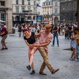 Darf ich bitten? Paare tanzen auf dem Place Colette im Zentrum von Paris