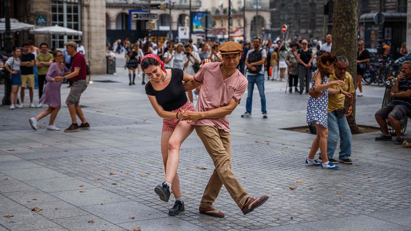 Darf ich bitten? Paare tanzen auf dem Place Colette im Zentrum von Paris